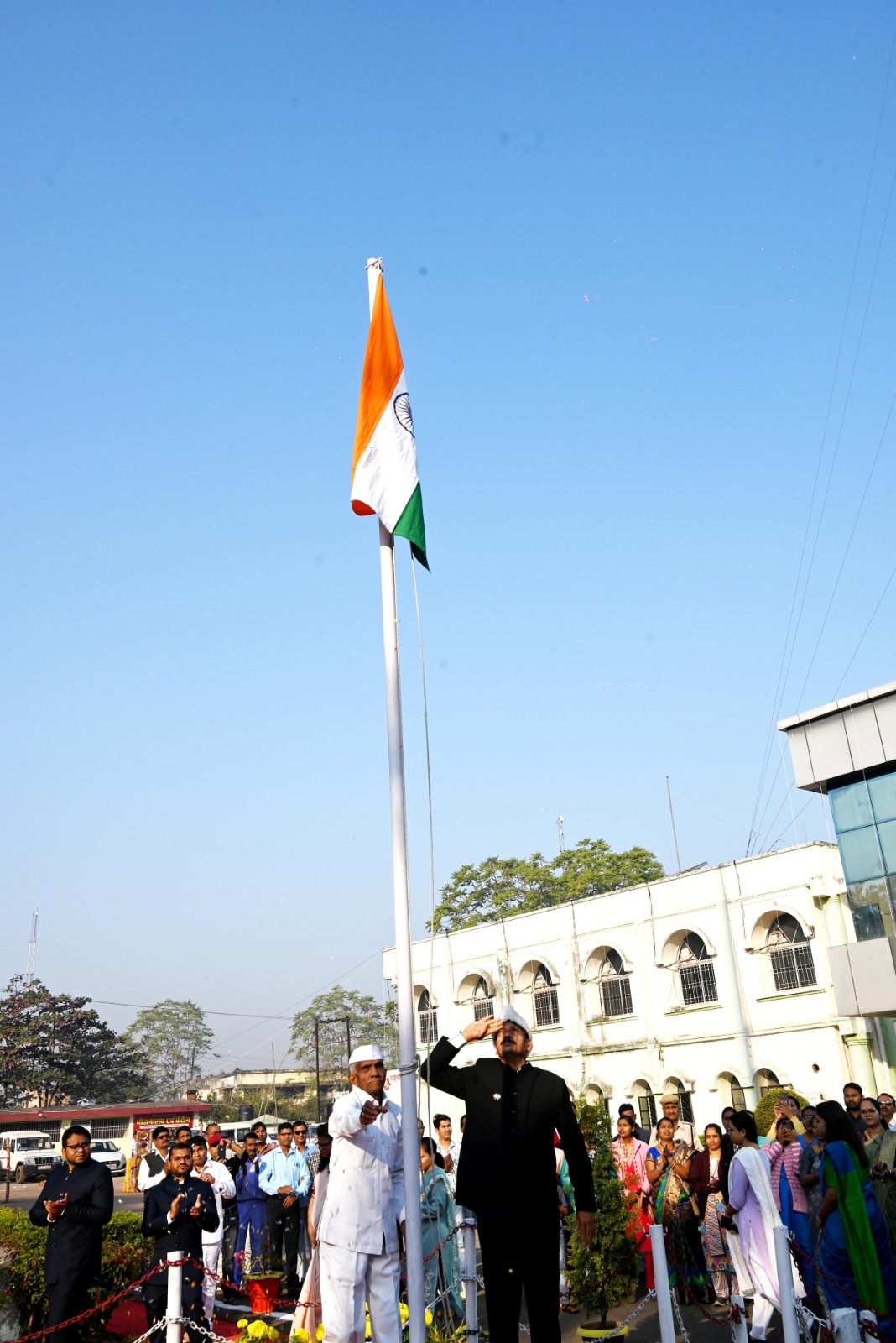 कलेक्ट्रेट में कलेक्टर श्री गोपाल वर्मा ने फहराया तिरंगा ध्वज