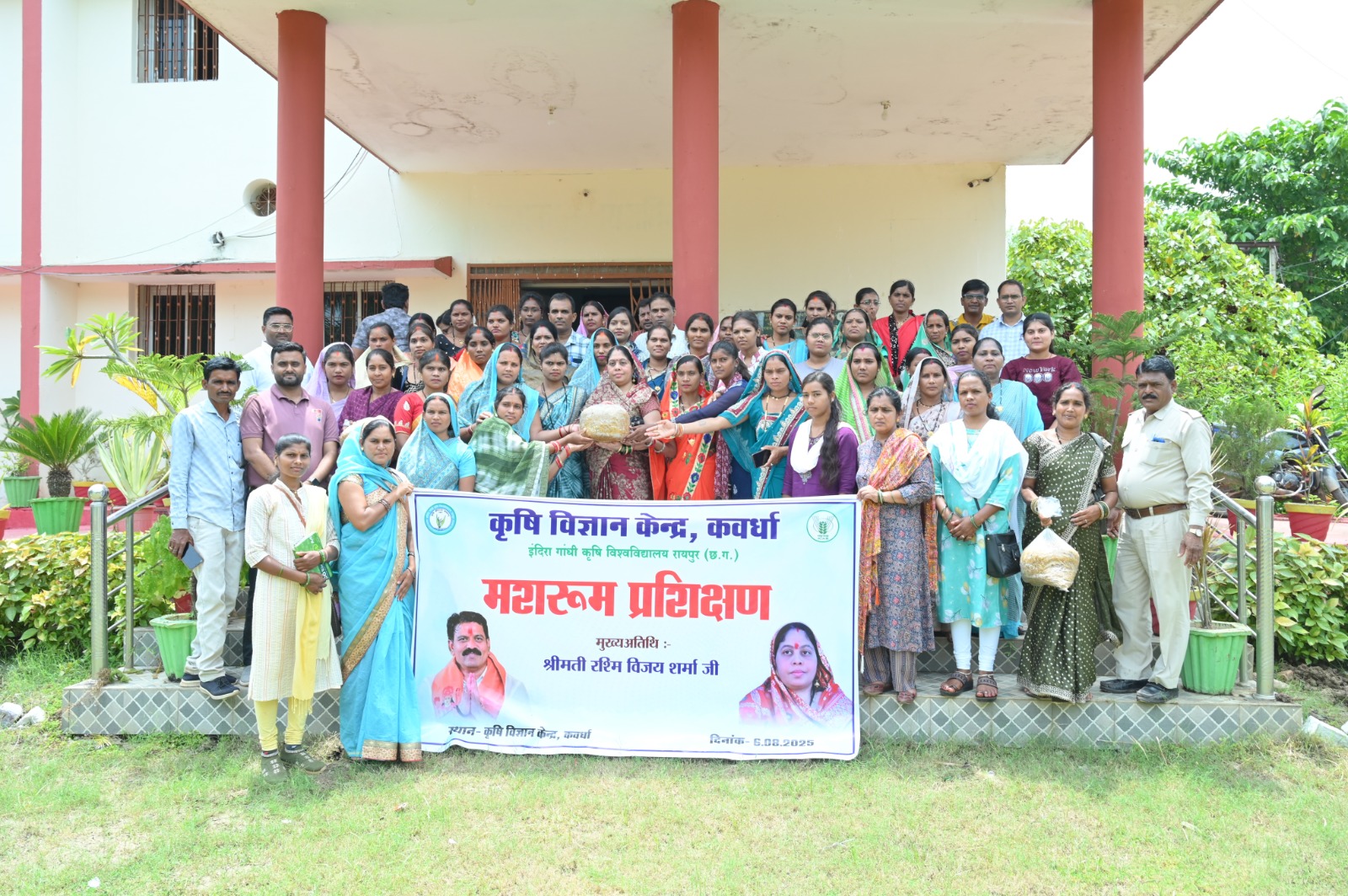 मशरूम उत्पादन से आत्मनिर्भरता की ओर बढ़ती कबीरधाम जिले की महिलाएं- पूर्व जिला पंचायत सदस्य श्रीमती रश्मि विजय शर्मा IMG 20250806 WA0014