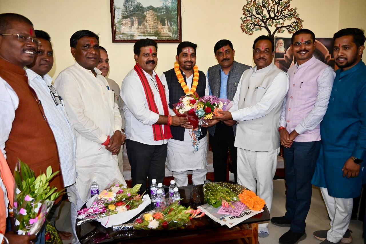 समर्थकों ने धूमधाम से मनाया जिला पंचायत सभापति डॉ. वीरेन्द्र साहू का जन्मदिन IMG 20251118 WA0026