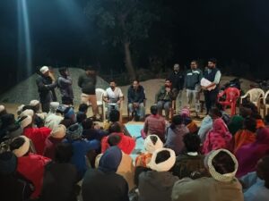 सीईओ जिला पंचायत अजय कुमार त्रिपाठी ने रात में चौपाल लगाकर बताए जनमन आवास योजना के लाभ IMG 20251123 WA0009