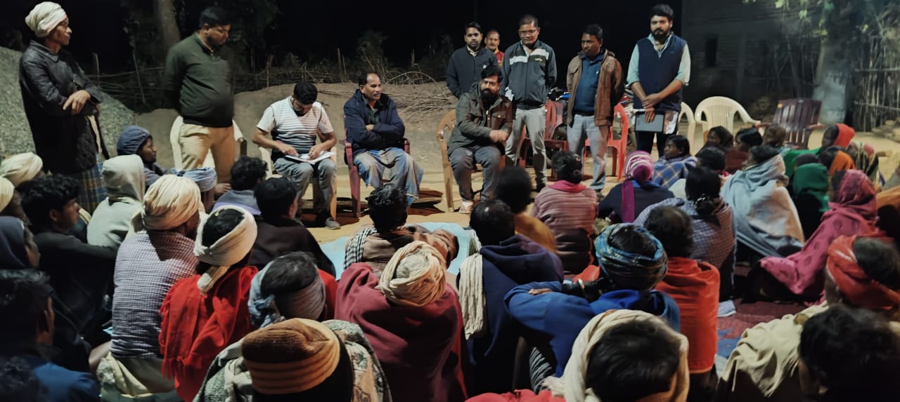 सीईओ जिला पंचायत अजय कुमार त्रिपाठी ने रात में चौपाल लगाकर बताए जनमन आवास योजना के लाभ IMG 20251123 WA0010