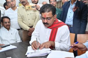 उपमुख्यमंत्री विजय शर्मा ने मतदान केंद्र पहुंचकर भरा अपना एसआईआर फॉर्म IMG 20251126 WA0027