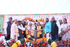 पंडरिया में विकास, उप मुख्यमंत्री अरुण साव व विधायक भावना बोहरा ने ₹19.94 करोड़ के कार्यों का किया लोकार्पण-भूमिपूजन IMG 20260109 WA0017