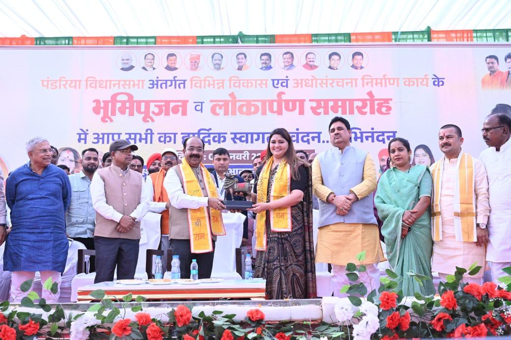 पंडरिया में विकास, उप मुख्यमंत्री अरुण साव व विधायक भावना बोहरा ने ₹19.94 करोड़ के कार्यों का किया लोकार्पण-भूमिपूजन IMG 20260109 WA0019