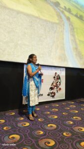 अंतरराष्ट्रीय महिला दिवस पर ग्रामीण महिलाओं के लिए विशेष पहल, दिखाई गई फिल्म ‘लापता लेडीज’ IMG 20260308 WA0054