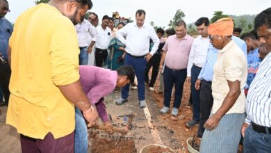 ओवरलोड वाहनों और शोल्डर निर्माण में खामी से धंसी पीएम जनमन सड़क, दो इंजीनियर निलंबित, ठेकेदार होगा ब्लैकलिस्ट IMG 20260709 WA0012