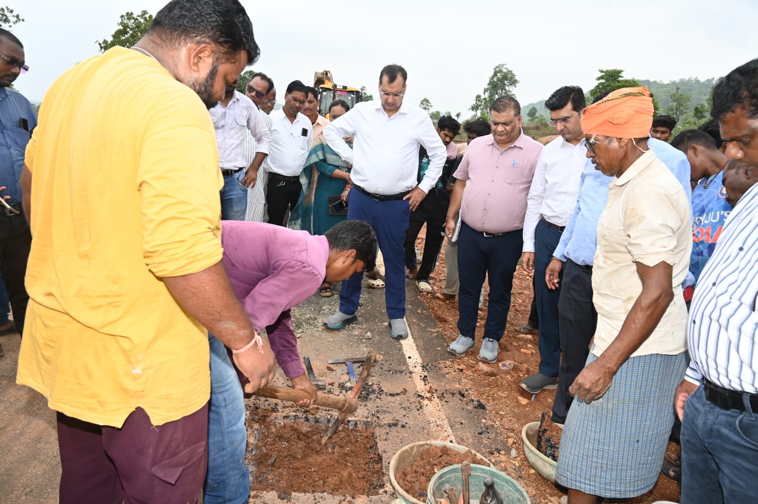 ओवरलोड वाहनों और शोल्डर निर्माण में खामी से धंसी पीएम जनमन सड़क, दो इंजीनियर निलंबित, ठेकेदार होगा ब्लैकलिस्ट IMG 20260709 WA0012