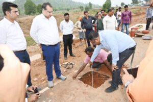ओवरलोड वाहनों और शोल्डर निर्माण में खामी से धंसी पीएम जनमन सड़क, दो इंजीनियर निलंबित, ठेकेदार होगा ब्लैकलिस्ट IMG 20260709 WA0013