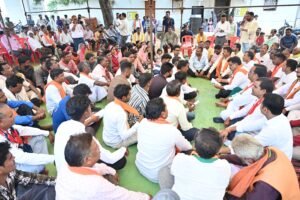 जमीन पर बैठकर ग्रामीणों की समस्याएं सुनीं,उपमुख्यमंत्री विजय शर्मा ने करोड़ों के विकास कार्यों की दी सौगात IMG 20260724 WA0023