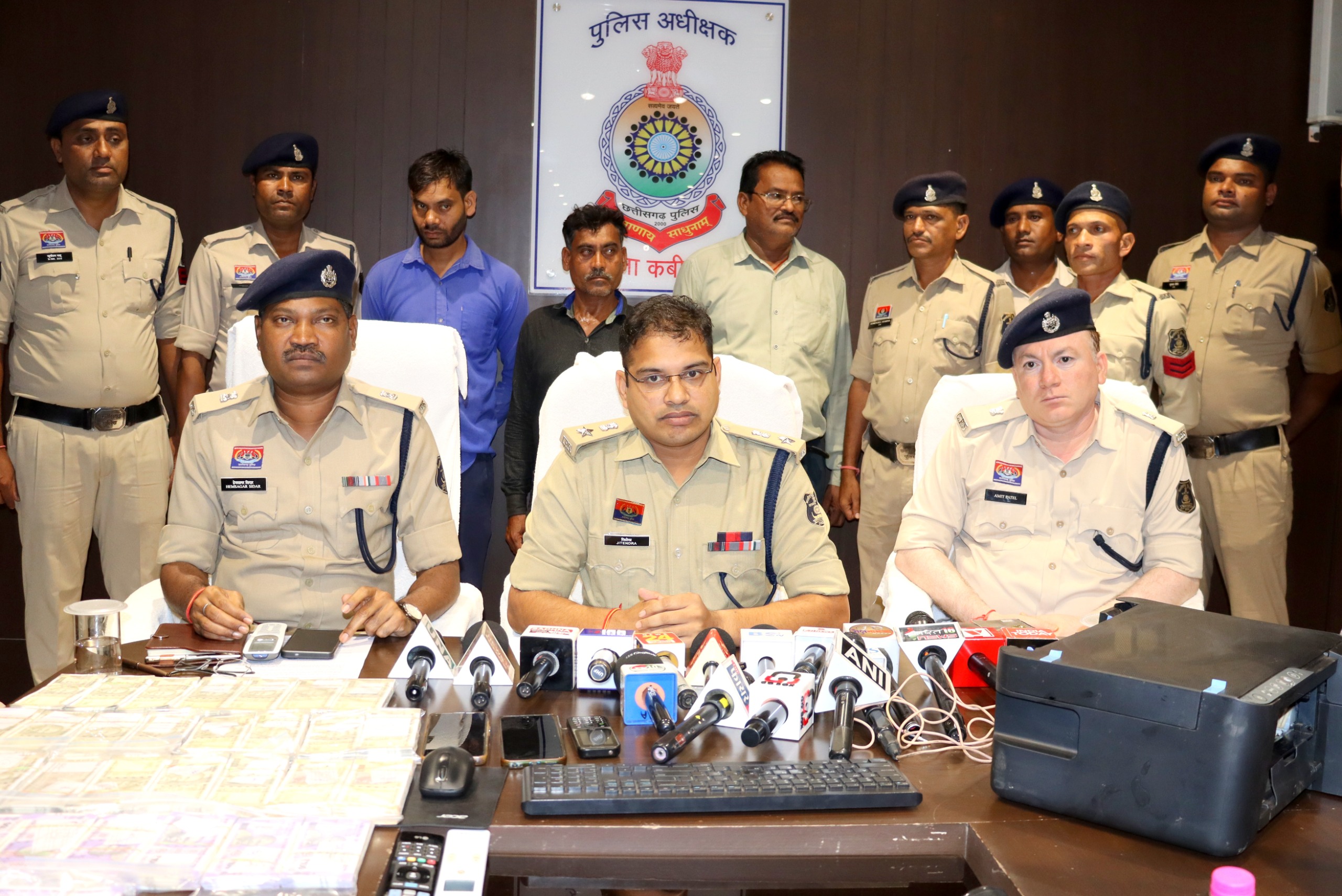 नकली नोटों के खिलाफ कबीरधाम पुलिस की बड़ी कार्रवाई, 3 आरोपी गिरफ्तार IMG 20260811 WA0021