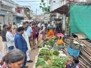 नवीन बाजार में अतिक्रमण पर नगर पालिका सख्त, तय स्थल से बाहर दुकान लगाने वालों को दी समझाइश IMG 20260903 WA0008