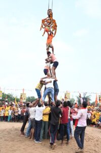 जय श्रीकृष्ण के जयघोष से गूंजा पंडरिया, दही हांडी प्रतियोगिता में उमड़ा जनसैलाब IMG 20260904 WA0012
