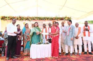पंडरिया म सरदार पटेल के प्रतिमा के नींव रखिन विधायक भावना बोहरा, किसान मन ला मिलिस शक्कर अउ सम्मान IMG 20260916 WA0023
