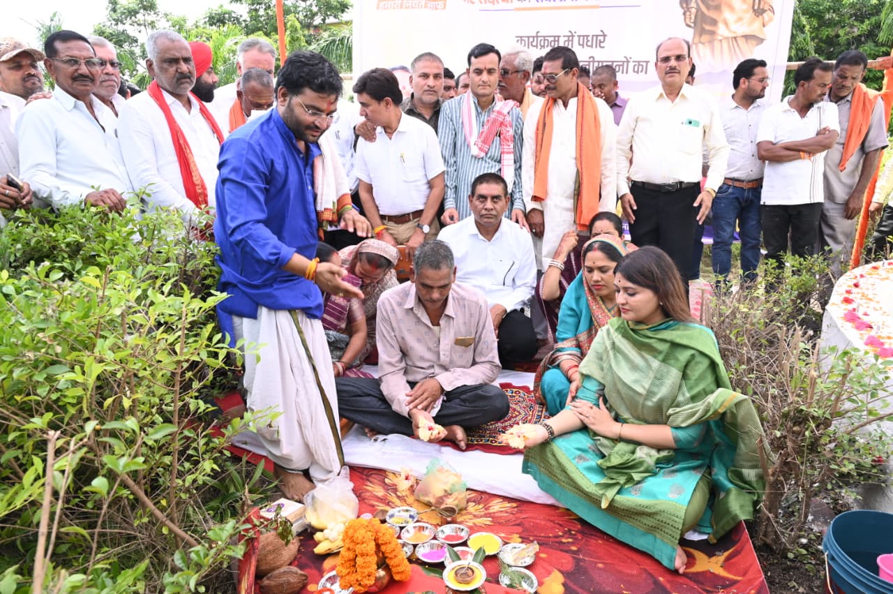 पंडरिया म सरदार पटेल के प्रतिमा के नींव रखिन विधायक भावना बोहरा, किसान मन ला मिलिस शक्कर अउ सम्मान IMG 20260916 WA0024