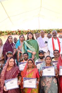 पंडरिया म सरदार पटेल के प्रतिमा के नींव रखिन विधायक भावना बोहरा, किसान मन ला मिलिस शक्कर अउ सम्मान IMG 20260916 WA0028