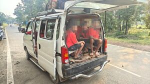 स्कूली बच्चों से भरी ओवरलोडिंग गाड़ियों पर रेंगाखार पुलिस की कार्रवाई, 3 वाहनों पर ₹7,500 का जुर्माना IMG 20261013 WA0027