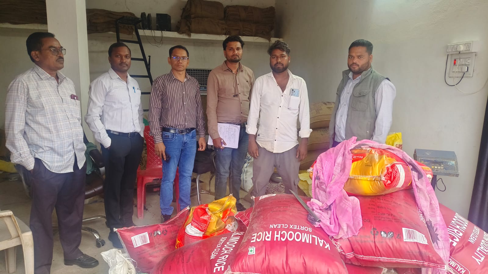 धान खरीदी से पहले कबीरधाम में प्रशासन की बड़ी कार्रवाई, 86.40 क्विंटल धान जब्त IMG 20261028 WA0012